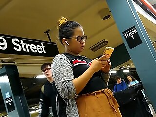 Słodkie pulchne filipina dziewczyna z okularami czekającymi na pociąg