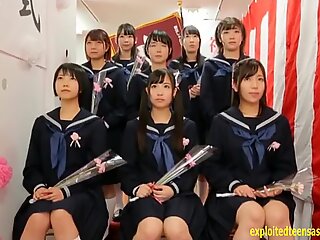 Японское школьницы собрались вместе и имели Групповую Секс прямо в школе.