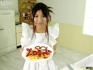 Die heiße Köchin Miri Hanai wünscht sich nach dem Abendessen eine heiße Fortsetzung